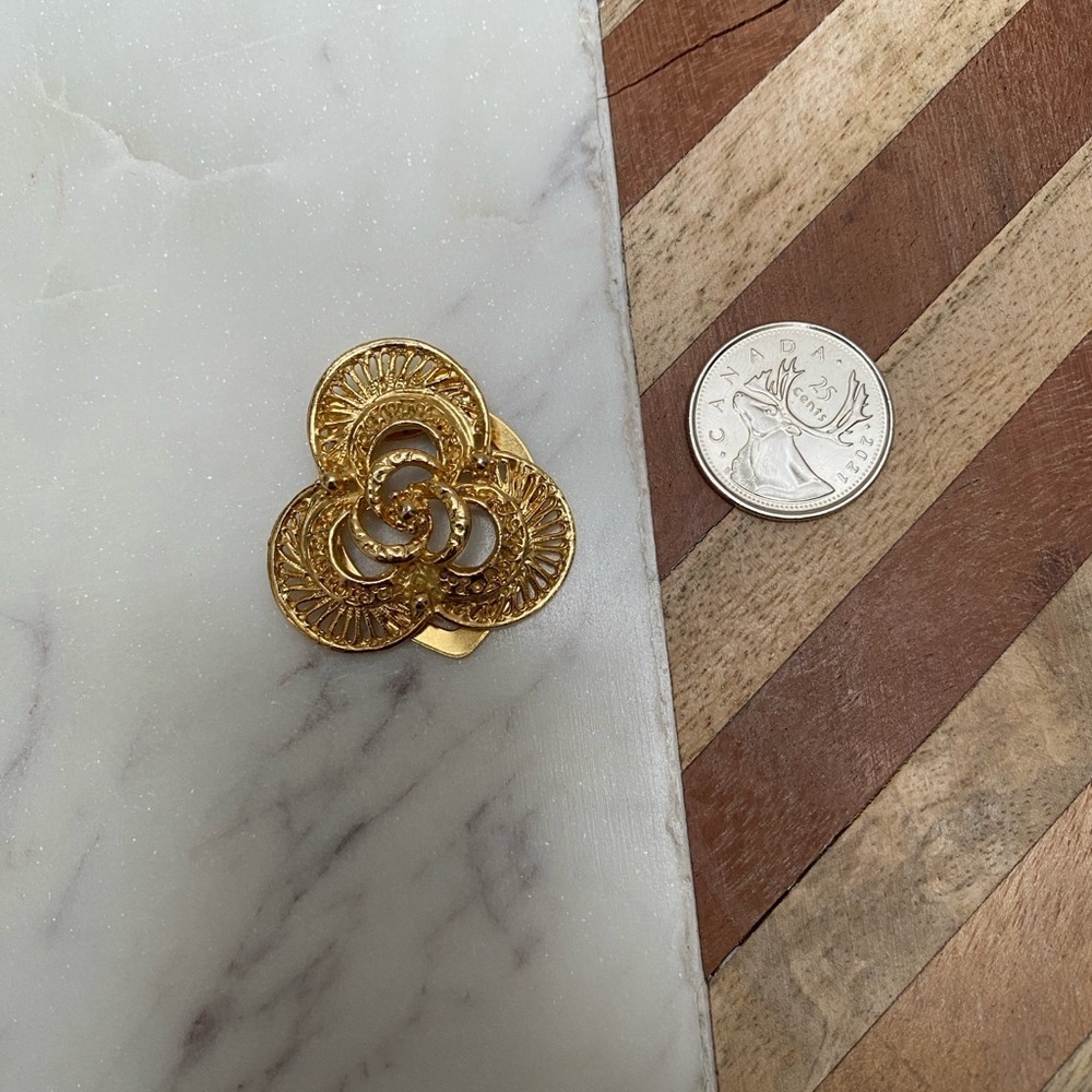VINTAGE - Yellow Gold Tone Floral Scarf Ring